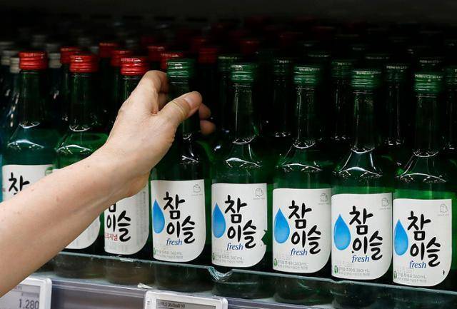 서울의 한 대형마트에서 시민이 참이슬 후레쉬를 고르고 있다. 하이트진로는 기존 16도였던 참이슬 후레쉬 도수를 15.7도로 리뉴얼한다고 2일 밝혔다. 뉴시스