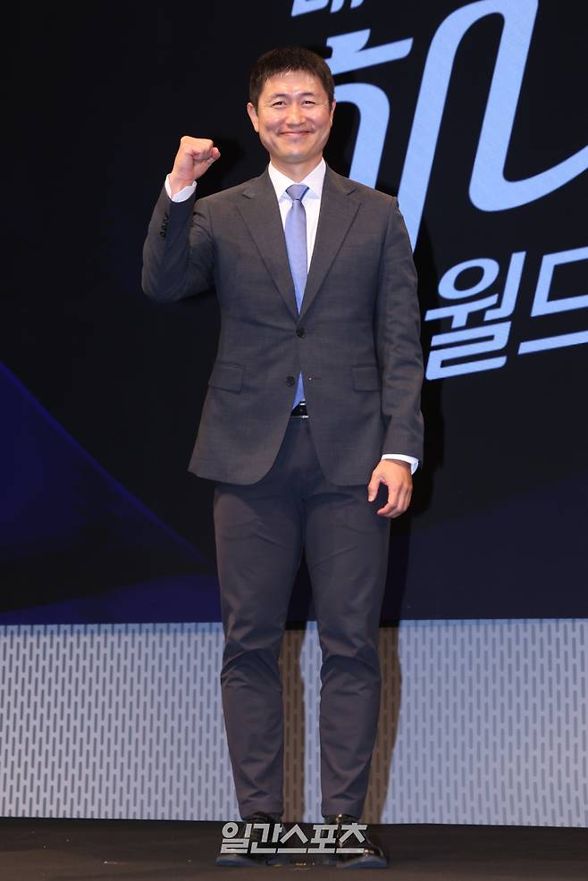 해설위원 이영표가 2일 오후 서울 영등포구 KBS 아트홀에서 열린 'KBS 2026 FIFA 북중미 월드컵' 제작발표회에 참석해 포토타임을 갖고 있다. 서병수 기자 qudtn@edaily.co.kr /2026.06.02/
