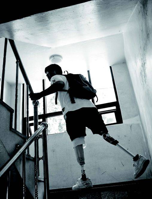 신명진 작가는 일상에서 의족을 차고 생활한다. 계단을 오르거나, 산을 등반하거나 마라톤을 할 때도 마찬가지다. 사진 신명진