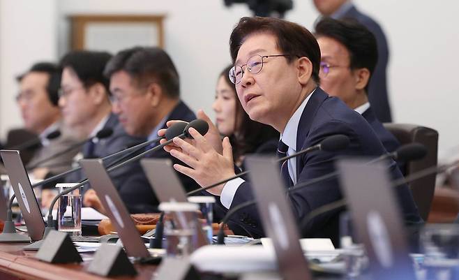 이재명 대통령이 2일 청와대에서 열린 국무회의 겸 비상경제점검회의에서 발언하고 있다. 연합뉴스