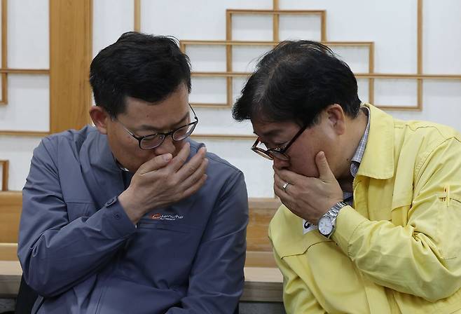 손재일 한화에어로스페이스 대표이사가 2일 대전 유성구청 재난안전대책본부에서 열린 한화에어로스페이스 대전사업장 폭발사고 언론 브리핑에서 행정안전부 김한수 재난현장지원관과 대화하고 있다. 뉴스1