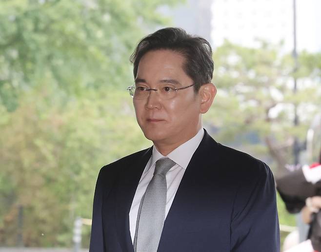 ▲ 이재용 삼성전자 회장이 1일 서울 중구 신라호텔에서 열린 2026 삼성 호암상 시상식에 참석하기 위해 이동하고 있다. 연합뉴스