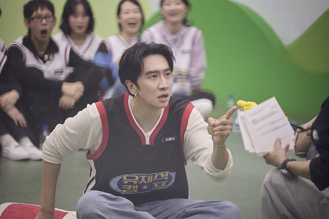 넷플릭스 <유재석 캠프>에서 레크리에이션에 참여한 이광수. 넷플릭스 제공