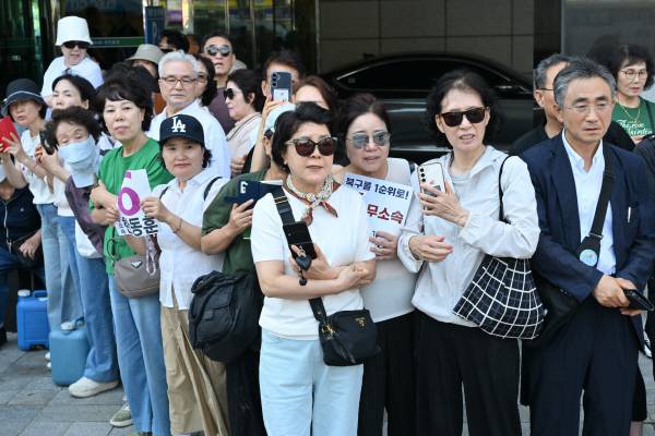 6·3 지방선거를 앞둔 1일 부산시 북구에서 지지자들이 무소속 한동훈 후보의 입장을 기다리고 있다. 김정록 기자