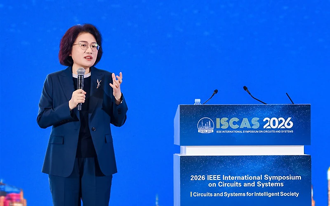 허팅보 화웨이 반도체사업부 총재가 5월 25일 상하이에서 열린 ‘2026 국제 회로 및 시스템 심포지엄’에 참석해 타우의 법칙에 대해 설명했다. [화웨이]