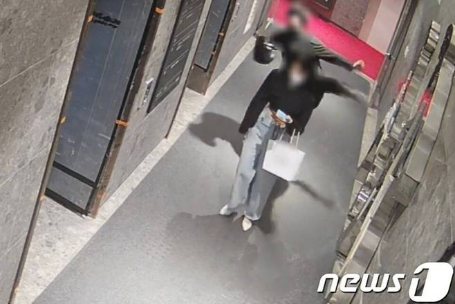 2022년 6월 2일, 부산 서면의 한 오피스텔에서 발생한 이른바 '부산 돌려차기 사건'의 가해자 30대 남성 이모씨가 검찰에 넘겨졌다. 사진은 2022년 5월 부산 서면의 한 오피스텔 공동현관에서 가해자 이모씨가 피해자를 향해 돌려차기 하는 모습. /사진=뉴스1(법률사무소 빈센트 남언호 변호사 제공)