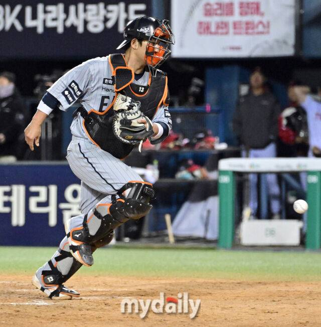 2026년 4월 21일 오후 서울 잠실구장에서 열린 '2026 신한 SOL KBO리그' 한화 이글스와 LG 트윈스의 경기. 한화 최재훈 포수가 4회말 1사 만루서 문동주의 폭투가 나오자 공을 잡기 위해 뛰고 있다./마이데일리