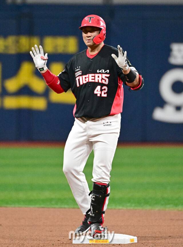 2026년 5월 26일 오후 서울 고척스카이돔에서 열린 '2026 신한 SOL KBO리그' KIA 타이거즈와 키움 히어로즈의 경기. KIA 김태군이 5회초 무사 1루서 2루타를 친 뒤 기뻐하고 있다./마이데일리