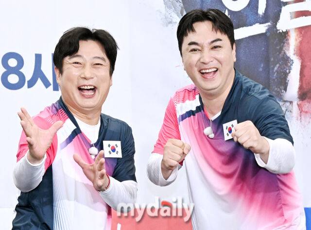 방송인 이수근과 황제성이 2일 오후 서울 삼암동 스탠포드 호텔에서 진행된 KBS joy '닥치고 한일전' 제잘발표회에서 포토타임을 갖고 있다./송일섭 기자(andlyu@mydaily.co.kr)