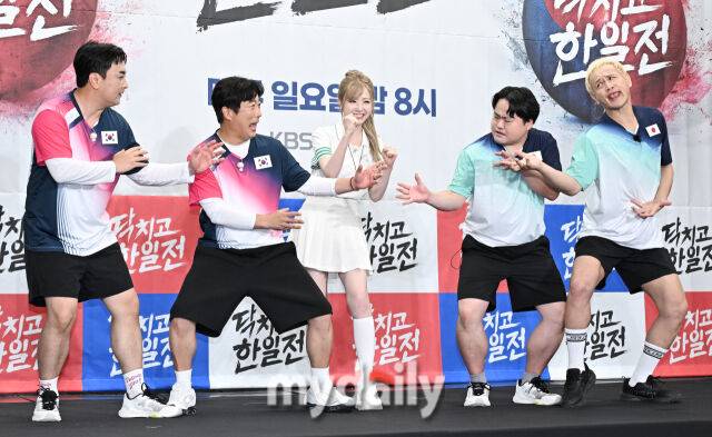 황제성, 이수근, 혼다 히토미, 웨스피, 후쿠시마 요시나리(왼쪽부터)가 2일 오후 서울 삼암동 스탠포드 호텔에서 진행된 KBS joy '닥치고 한일전' 제잘발표회에서 포토타임을 갖고 있다./송일섭 기자(andlyu@mydaily.co.kr)