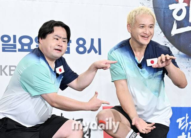 일본 코미디언 웨스피(왼쪽)와 후쿠시마 요시나리가 2일 오후 서울 삼암동 스탠포드 호텔에서 진행된 KBS joy '닥치고 한일전' 제잘발표회에서 포토타임을 갖고 있다./송일섭 기자(andlyu@mydaily.co.kr)