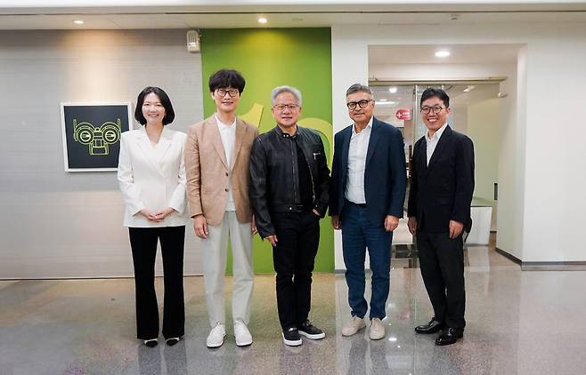 최수연(왼쪽부터) 네이버 대표, 이해진 네이버 이사회 의장, 젠슨 황 엔비디아 CEO, 제이 퓨리 엔비디아 총괄 부사장, 김유원 네이버클라우드 대표가 지난해 대만 엔비디아 오피스에서 미팅을 마친 뒤 기념촬영을 하고 있다. [네이버클라우드 제공]
