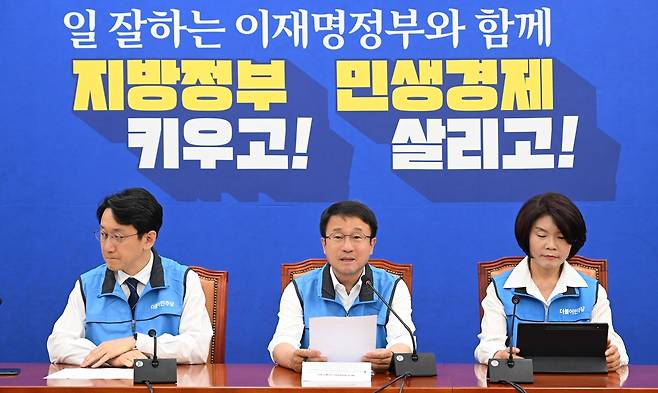 한병도 더불어민주당 원내대표가 2일 오전 서울 여의도 국회에서 열린 원내대책회의에서 모두발언을 하고 있다. 이상섭 기자