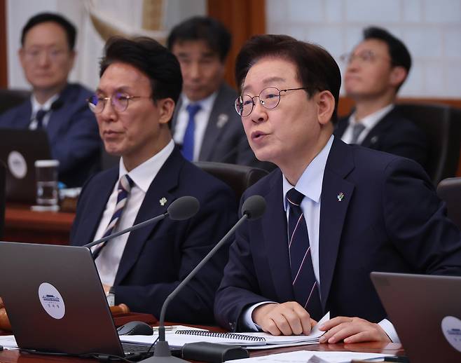 이재명 대통령이 2일 청와대에서 열린 국무회의 겸 비상경제점검회의에서 발언하고 있다. [연합]