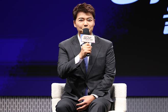 방송인 전현무가 2일 서울 여의도 KBS 아트홀에서 열린 KBS ‘2026 FIFA 북중미 월드컵’ 제작발표회에서 인사말을 하고 있다. [연합]