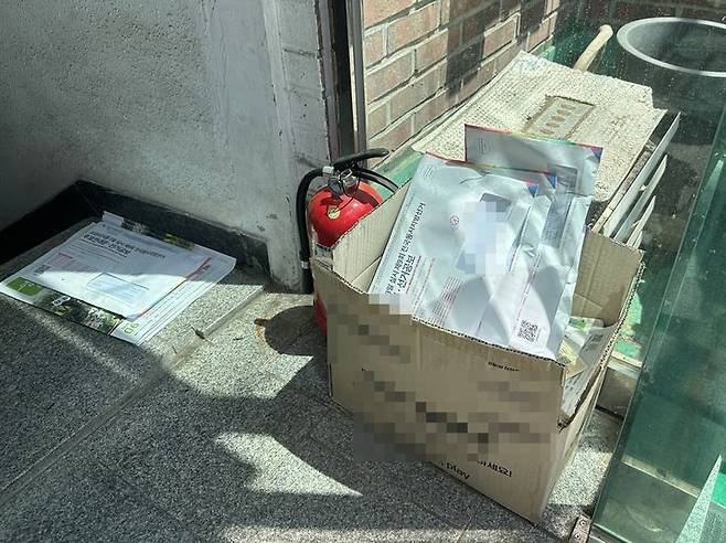 [서울=뉴시스] 박형훈 인턴기자 = 지난달 28일 서울 영등포구의 한 빌라 로비에 선거공보물이 쌓여있다. 2026.06.02. photo@newsis.com *재판매 및 DB 금지