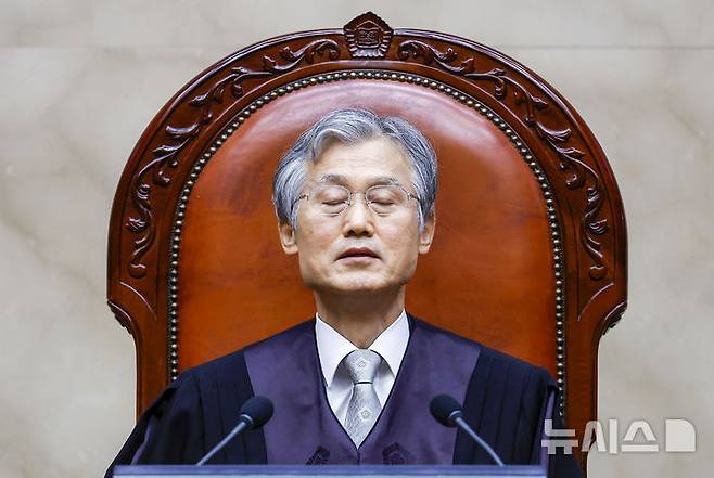 [서울=뉴시스] 정병혁 기자 = 조희대 대법원장이 지난 3월 19일 서울 서초구 대법원에서 열린 전원합의체 선고에 참석해 눈을 감고 있다. 2026.06.02. jhope@newsis.com
