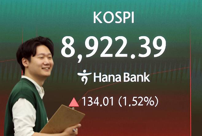 2일 서울 중구 하나은행 딜링룸 현황판에 코스피가 표시되고 있다. 이날 코스피는 전장보다 94.81포인트(1.08%) 오른 8,883.19로, 코스닥지수는 5.14포인트(0.49%) 내린 1,044.89로 출발했다. 연합뉴스