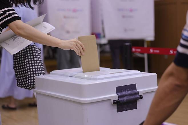 제9회 전국동시지방선거 사전투표일인 5월30일 경남 창원시 성산구 경남연구원에 마련된 사전투표소에서 한 유권자가 투표하고 있다. 연합뉴스