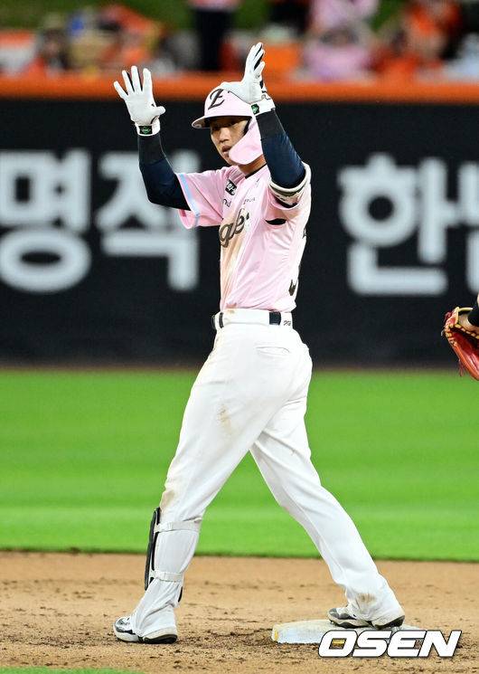 [OSEN=대전, 지형준 기자] 30일 대전 한화생명 볼파크에서 2026 신한 SOL KBO리그 한화 이글스와 SSG 랜더스의 경기가 열렸다.한화는 류현진, SSG은 김건우를 선발로 내세웠다. 7회말 무사에서 한화 이원석이 좌중간 2루타를 날리며 기뻐하고 있다. 2026.05.30 / jpnews@osen.co.kr
