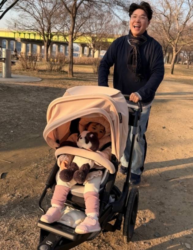 박수홍이 딸 재이를 유아차에 태운 채 러닝을 하고 있다. 박수홍 SNS 캡처