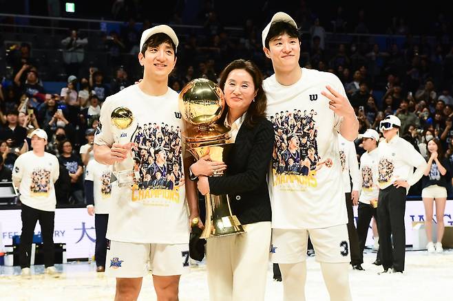 부산 KCC 허웅, 허훈 형제와 어머니 이미수씨. 프로농구연맹(KBL) 제공
