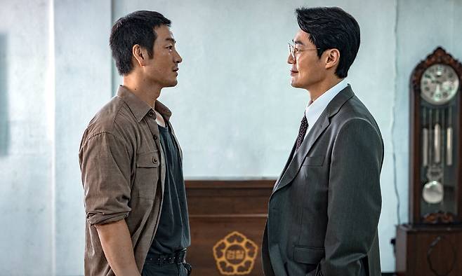 ENA 드라마 ‘허수아비’는 이춘재 연쇄살인 사건을 기반으로 하지만 사건의 잔혹함보다 사람들의 침묵·외면, 지연된 사과 등 우리 사회의 구조적 문제를 지적하며 스릴러로는 이례적으로 높은 시청률을 기록하고 막을 내렸다.&nbsp;스튜디오 지니 제공
