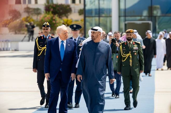 도널드 트럼프 미국 대통령이 2025년 5월 16일(현지시간) 아랍에미리트(UAE) 아부다비 대통령공항에서 무함마드 빈 자이드 알 나하얀 UAE 대통령과 작별 인사를 하고 있다. UAE는 한때 F-35 도입을 추진했지만 중국과의 경제·기술 협력 관계 등이 걸림돌로 거론되며 협상이 장기 교착 상태에 빠졌다. EPA 연합뉴스