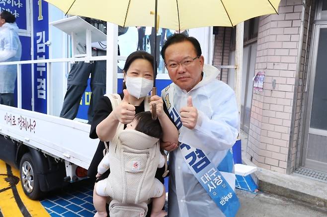 벽치기 유세 도중 기념촬영하는 김부겸 - 김부겸 더불어민주당 대구시장 후보가 6·3 지방선거를 하루 앞둔 2일 대구 수성구 범어동 아파트 단지에서 일명 ‘벽치기 유세’ 도중 주민의 요청에 기념촬영을 하고 있다. 2026.6.2. 뉴스1
