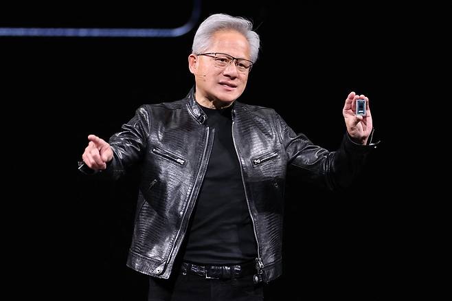 젠슨 황 엔비디아 최고경영자(CEO)가 1일(현지 시간) 대만 타이베이에서 열린 ‘컴퓨텍스’ 무대에 올라 연설을 하고 있다. AFP연합뉴스