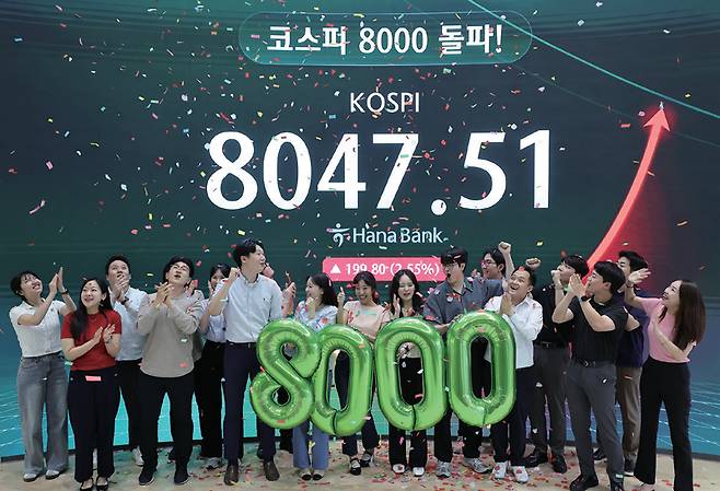 한국 주식시장 시가총액이 인도를 넘어 세계 6위로 올라섰다. 사진은 코스피 8000포인트를 돌파한 지난 5월26일 서울 중구 하나은행 딜링룸 ⓒ시사저널 임준선