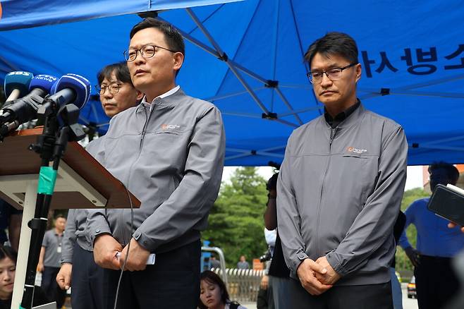 6월1일 대전 유성구 외삼동 한화에어로스페이스 대전사업장 정문 앞에서 손재일 한화에어로스페이스 대표이사(가운데)가 언론 브리핑을 통해 입장을 밝히고 있다. ⓒ 연합뉴스