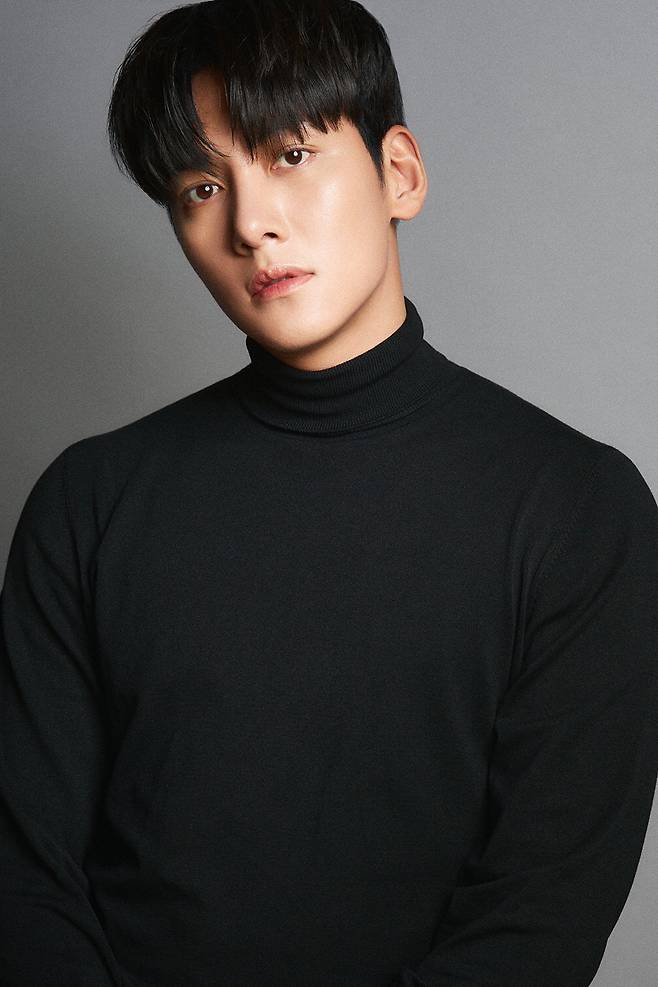 포즈를 취하고 있는 배우 지창욱. 경향신문 자료사진