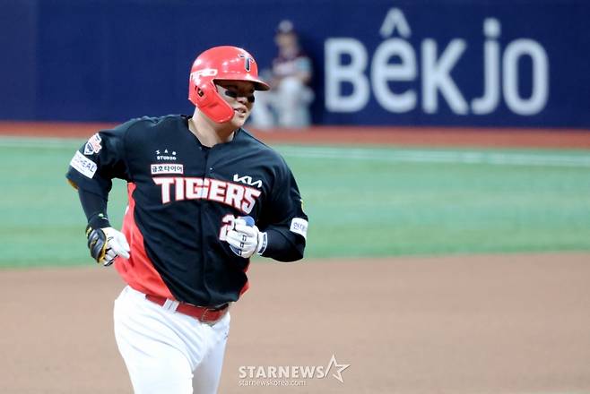 기아 7번타자 한준수가 27일 고척스카이돔에서 열리는 2026KBO리그 키움히어로즈와 기아타이거즈 경기 8회초 나성범에 이어 알칸타라를 상대로 솔로홈런을 터트린 후 홈인하고 있다. 2026.05.27.    나성범의 홈런을 축하했던 한준수  그도 알칸타라를 통타합니다.                '큰절을 하고 싶지만......'  폴더인사로 대신합니다 /사진=강영조 선임기자