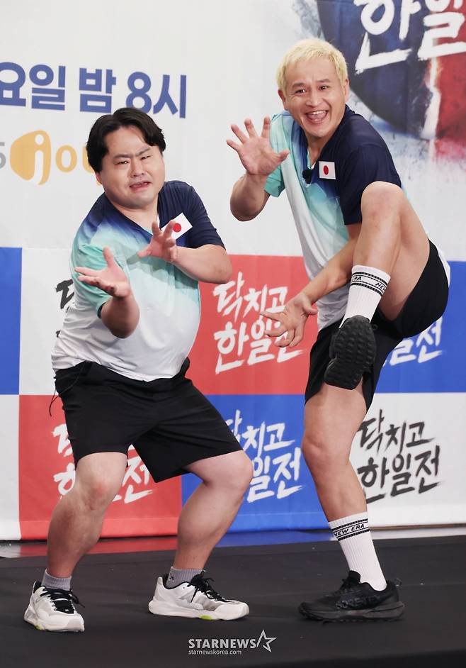 일본 코미디언 후쿠시마 요시나리, 웨스피가 2일 오후 서울 마포구 상암동 스탠포드호텔에서 진행된 KBS Joy 예능 '닥치고 한일전' 제작발표회에 참석해 포즈를 취하고 있다.  한국인과 일본인 사이에서 벌어지는 다양한 문제들을 게임으로 풀어내는 콘셉트의 버라이어티 예능 '닥치고 한일전'은 오는 7일 첫 방송된다. /2026.06.02 /사진=이동훈 photoguy@