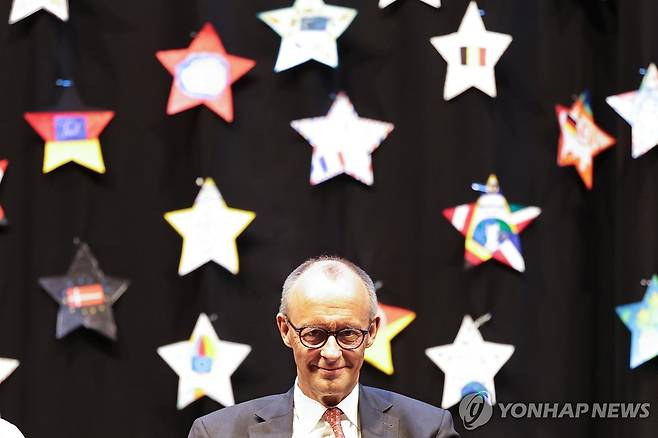 김나지움에서 발언하는 메르츠 총리 [EPA 연합뉴스 자료사진. 재판매 및 DB 금지]