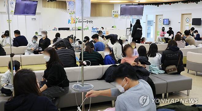 독감 유행에 붐비는 어린이병원 기사 내용과 직접 관련 없음. [연합뉴스 자료사진]