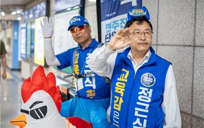 2일 가산디지털단지역에서 출근길 유세하는 정근식 서울시 교육감 후보 [정근식 캠프 제공. 재판매 및 DB 금지]