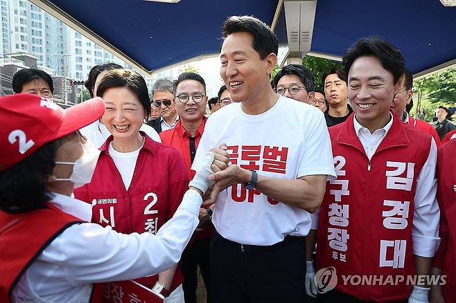 선거운동원과 악수하는 오세훈 후보 (서울=연합뉴스) 윤동진 기자 = 국민의힘 오세훈 서울시장 후보가 2일 서울 효창공원역 인근에서 선거운동원과 악수를 하고 있다. 2026.6.2 mon@yna.co.kr