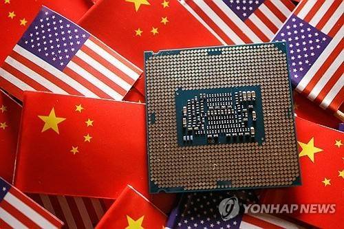 중국과 미국 국기를 배경으로 한 반도체 기판 [로이터 연합뉴스 자료사진. 재판매 및 DB 금지]