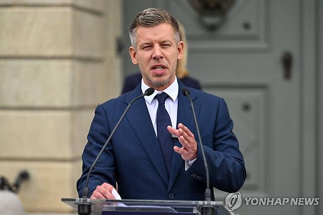기자 회견중인 머저르 페테르 헝가리 총리 [AFP 연합뉴스. 재판매 및 DB 금지]