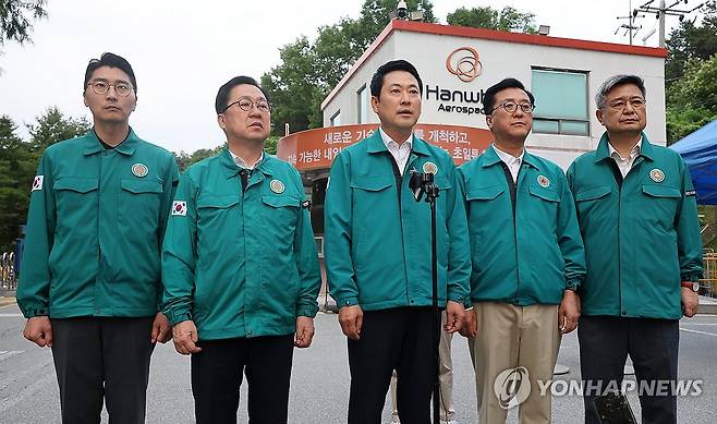 장동혁 상임선대위원장, 대전 한화에어로스페이스 폭발 사고 현장 방문 (대전=연합뉴스) 이동해 기자 = 국민의힘 장동혁 상임선거대책위원장이 1일 폭발 사고가 발생한 대전 유성구 한화에어로스페이스 대전공장을 방문해 사고 현장을 살펴본 뒤 브리핑하고 있다. 2026.6.1 eastsea@yna.co.kr