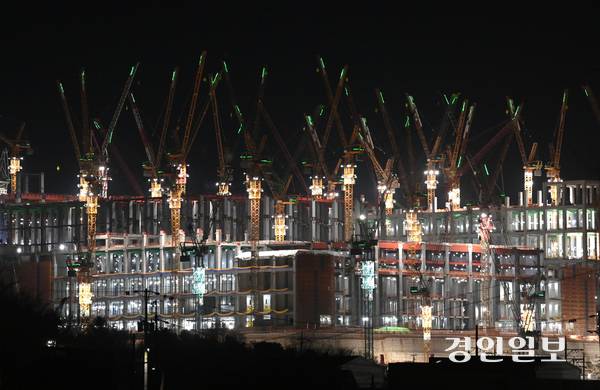 용인시 처인구 원삼면 SK 반도체클러스터 일반산업단지에서 야간 공사가 진행되고 있다. 2026.1.9 /최은성기자 ces7198@kyeongin.com