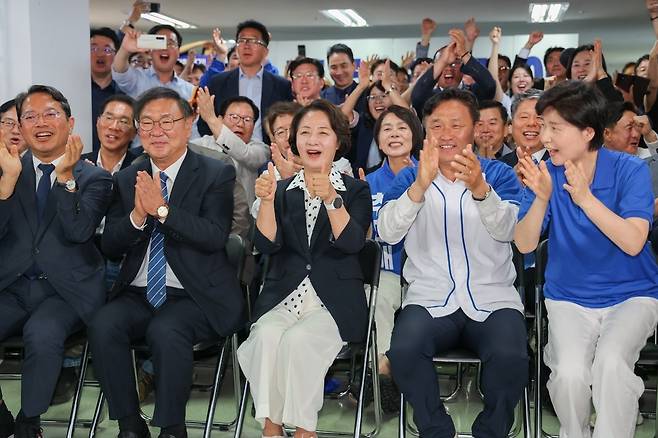 ▲ 추미애 더불어민주당 경기도지사 후보가 3일 오후 수원특례시 팔달구 마라톤빌딩 선거사무소에 마련된 개표 상황실에서 출구조사 결과 발표가 나오자 기뻐하고 있다. /전광현 기자 maggie@incheonilbo.com