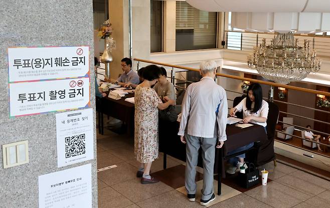 ▲&nbsp;제9회 전국동시지방선거일인 3일 수원특례시 팔달구 한 결혼식장에 마련된 투표소에서 유권자들이 투표를 행사하고 있다./김철빈 기자 narodo@incheonilbo.com