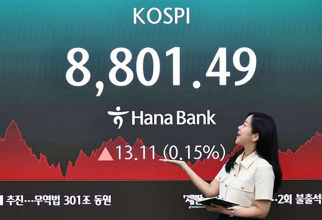2일 코스피가 전 거래일 대비 13.11포인트(0.15%) 오른 8천801.49에 장을 마감한 가운데 서울 중구 하나은행 딜링룸 현황판에 코스피 등이 표시되고 있다. 사진=연합뉴스