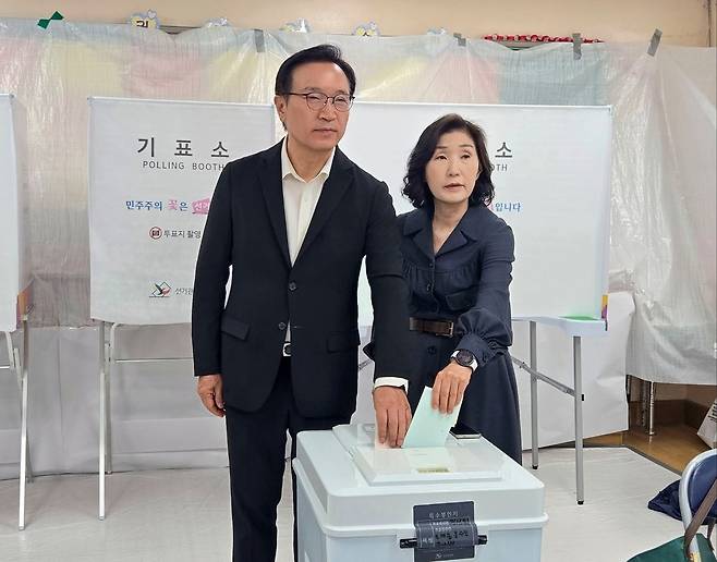 임태희 후보는 이날 오전 7시30분께 성남시 분당구 늘푸른초등학교에서 배우자와 함께 투표를 했다.
