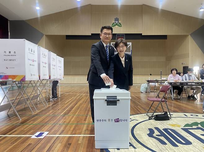 더불어민주당 송영길 연수갑 국회의원 후보가 배우자 남영신 씨와 3일 송도고등학교에서 투표하고 있다.