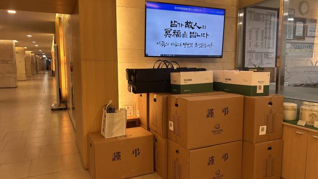 장례식장 복도 구석에 빈소에 마련됐다, 다시 정리된 근조기와 상조용품 등이 놓여 있다. 사진=오민지 기자