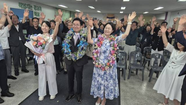 6·3 전국동시지방선거일인 3일 오후 11시 20분경 재선이 확실시된 성공한 윤건영 충북도교육감 후보가 당선 세레머니를 하고 있다. 사진=강준식 기자
